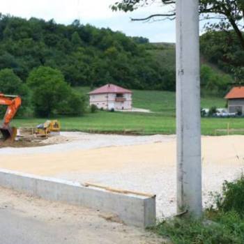 Napreduju radovi na uređenju školskog dvorišta područne škole u Ljubnićima