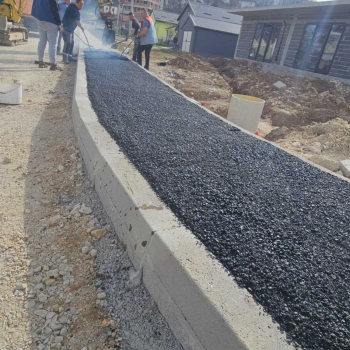 Počelo asfaltiranje trotoara na saobraćajnici od ulice Bogumilska do regionalne ceste R445