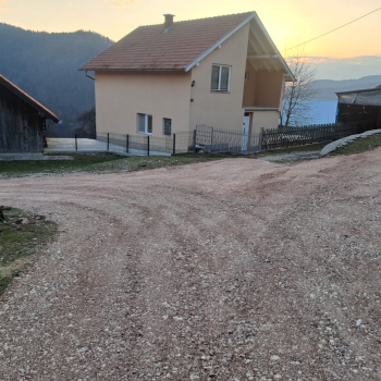 Završeni pripremni radovi za asfaltiranje puta i platoa u naselju Medojevići