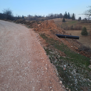 Završeni pripremni radovi za asfaltiranje puta i platoa u naselju Medojevići