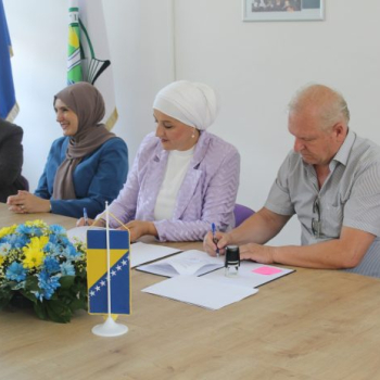 Potpisan ugovor o realizaciji projekta rekonstrukcije toplovodnih instalacija grijanja i kotlovnice u OŠ “Srednje”