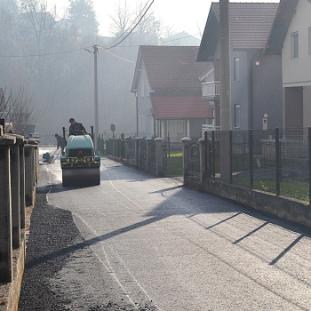 Asfaltiranje lokalnog puta u naselju Vratuša