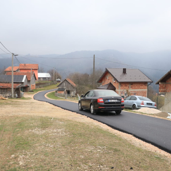 Završeno asfaltiranje puta i platoa u naselju Medojevići.