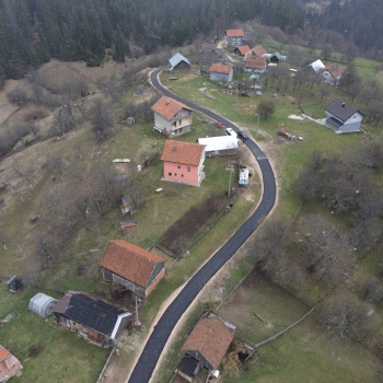 Završeno asfaltiranje puta i platoa u naselju Medojevići.